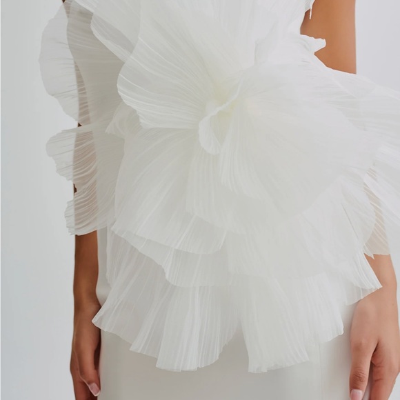 Elegant White Strapless Dress - Picture 4 of 8